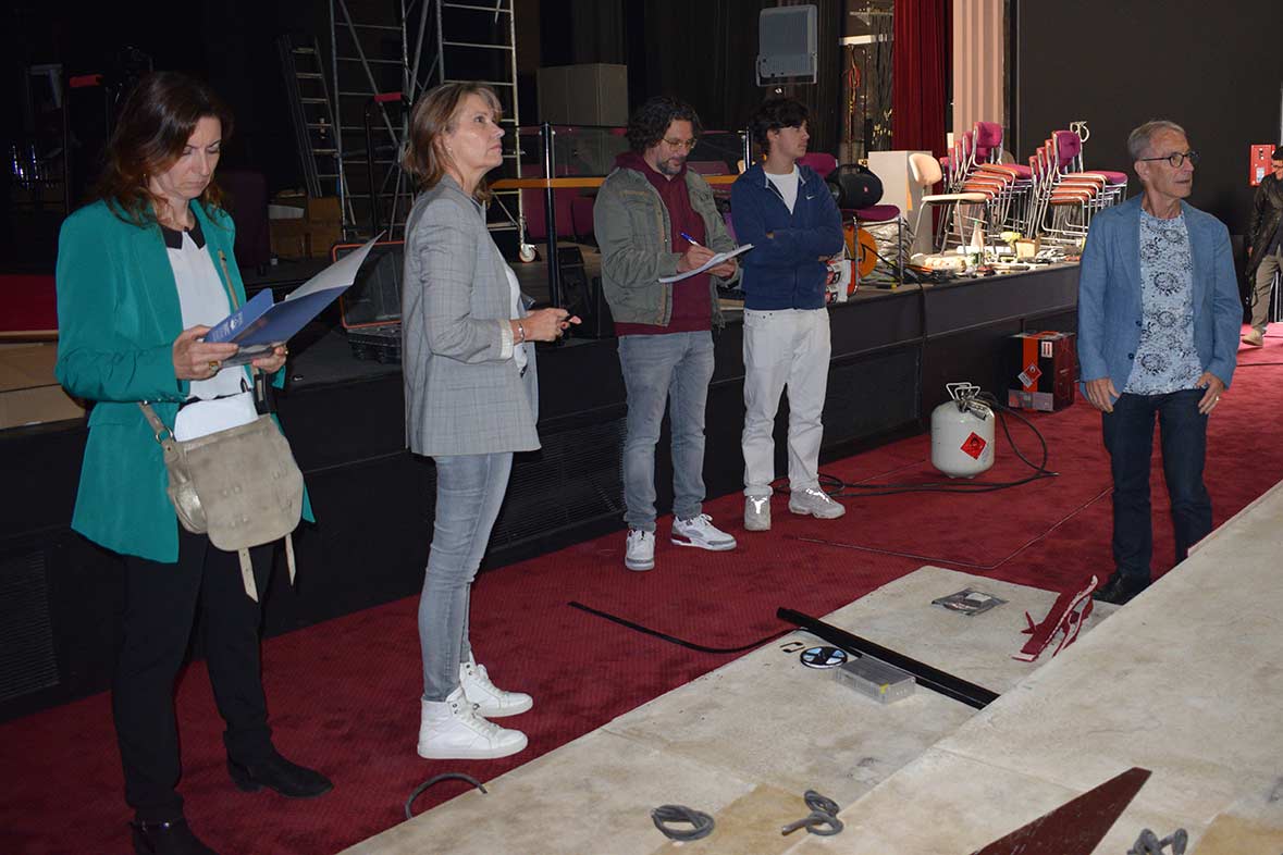 Élus et journalistes contemplent le chantier lors de la visite de presse organisé ce 20 juin.